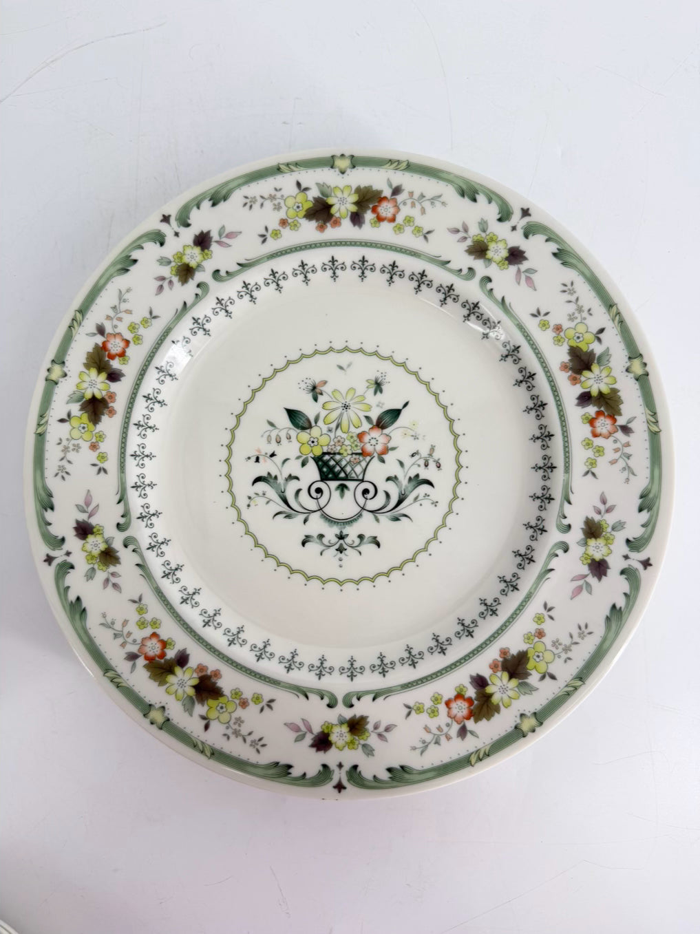 ROYAL DOULTON White & Green Provencal 5 Piece Dinnerware Setting for 6