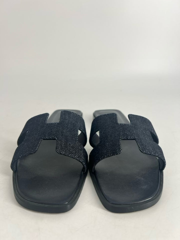 HERMES Size 38.5 Navy Leather & Denim Oran Sandals