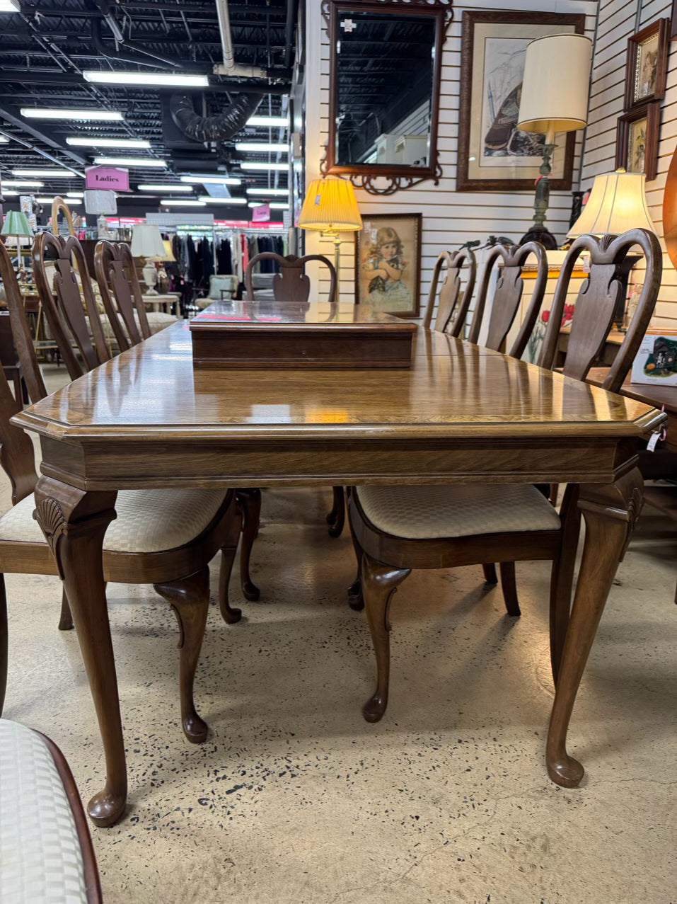 Wood Queen Ann Table & 8 Chairs